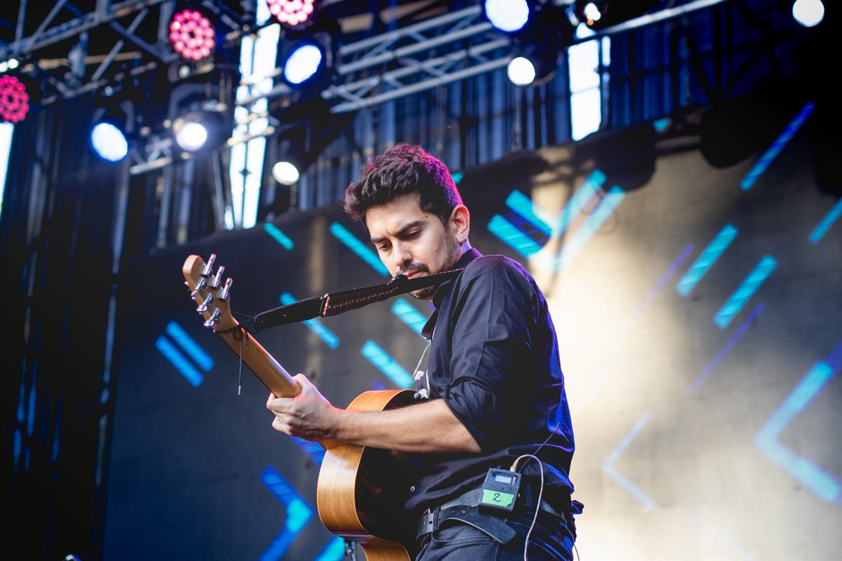 Guitarrista tocando en vivo sobre el escenario